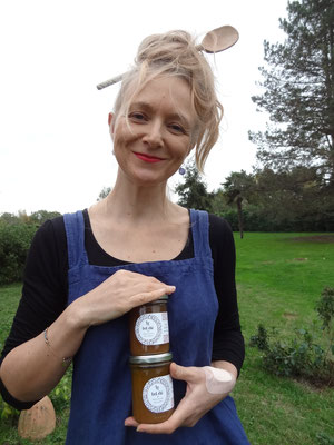 Photo d'Audrey Brum tennant des confiture de la marque Le Bel Eté.